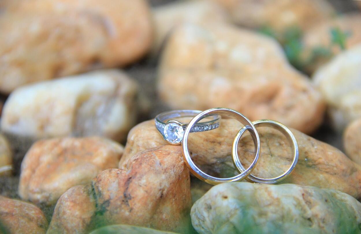 eljegyzési gyűrű karikagyűrű